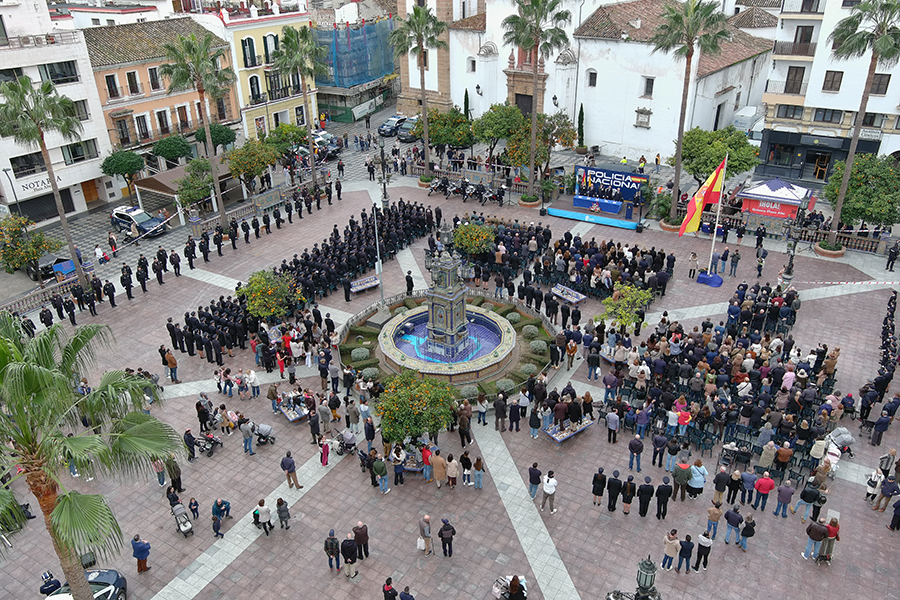 Panorámica de la plaza de Algeciras con el Izado de la Bandera de España.